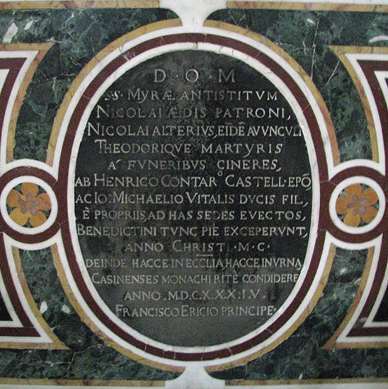 Επιγραφή Αγίας Τράπεζας-Αββαείο του Λίντο της Βενετίας στην οποία φυλάσσονται τα Ι. Λείψανατου Αγίου Νικολάου του Θείου, ως και και Επισκόπου Θεοδώρου